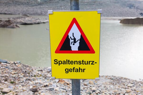 Spaltensturzgefahr-Schild