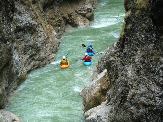 Kajakfahrer Alpenfluss Brandenburger Arche, Tirol
