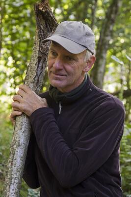 Wildniskurs Basic: Teilnehmer mit Ast