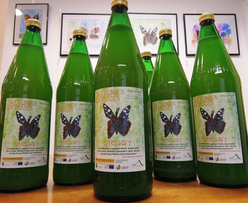 Apfelsaft des Naturpark Jauerling Wachau mit eigens gestalteten Etiketten