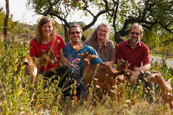 Frauen im Naturschutz_FLORA-Zillner-Familie-Zillner mit Ziegen
