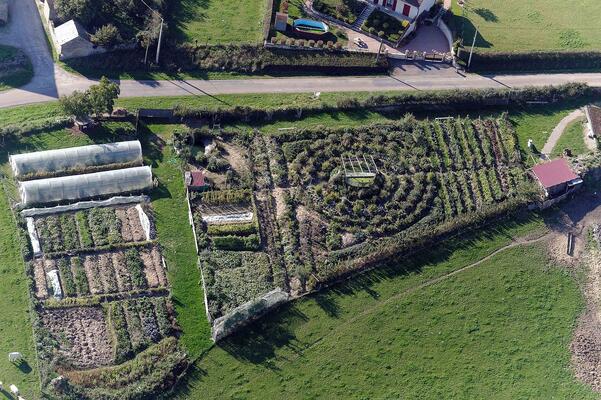 Pädagogischer Garten des Permakultur-Ökodorfs Alôsnys in der Bourgogne