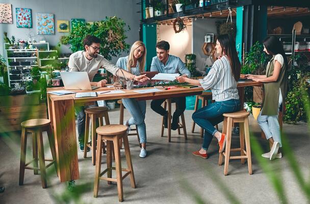 Junge Menschen arbeiten gemeinsam an einem Projekt