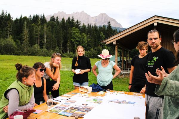 Lagebesprechung der Helfer:innen