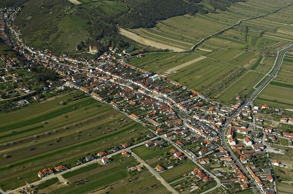 Die Weinbaugemeinde Donnerskirchen liegt eingebettet in eine reichstrukturierte Weinbaulandschaft an den Hängen des Leithagebirges. 