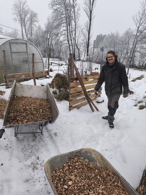 Zwei Schubkarren mit kleinen Holzstücken drinnen