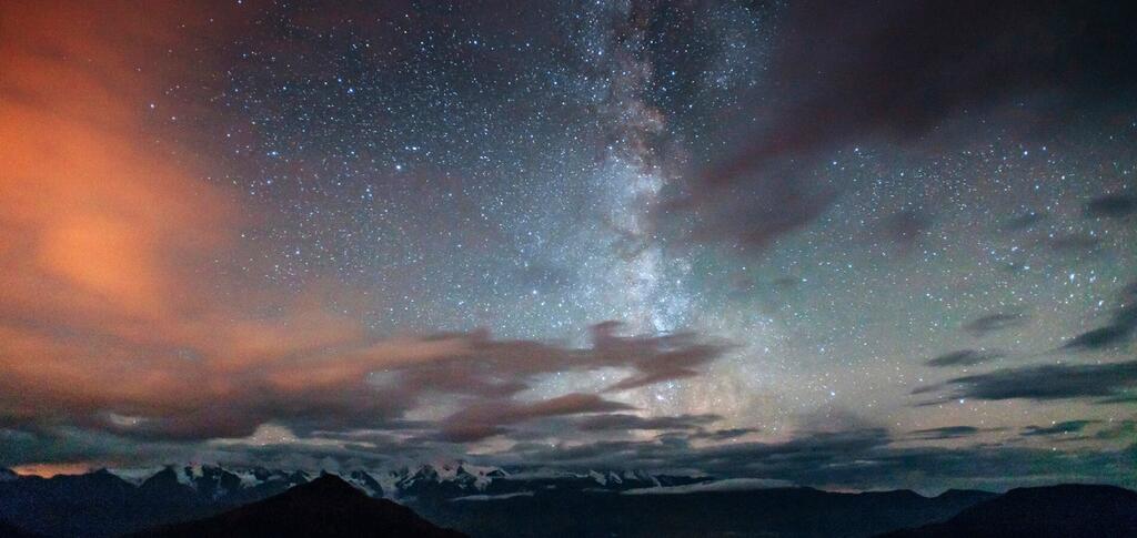 Sternenhimmel über Berge