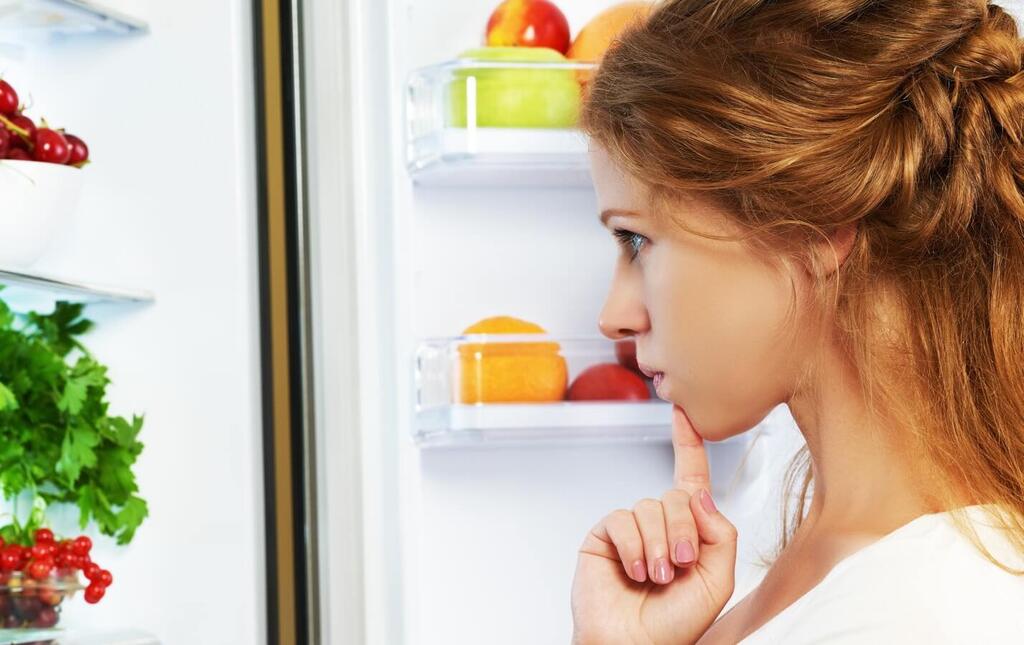 Frau steht vor offenem Kühlschrank © Evgeny Atamanenko/shutterstock.com Frau steht vor offenem Kühlschrank (c)