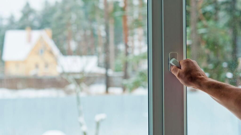 man opens the window © sUs_angel/istockfoto.com heiztipps