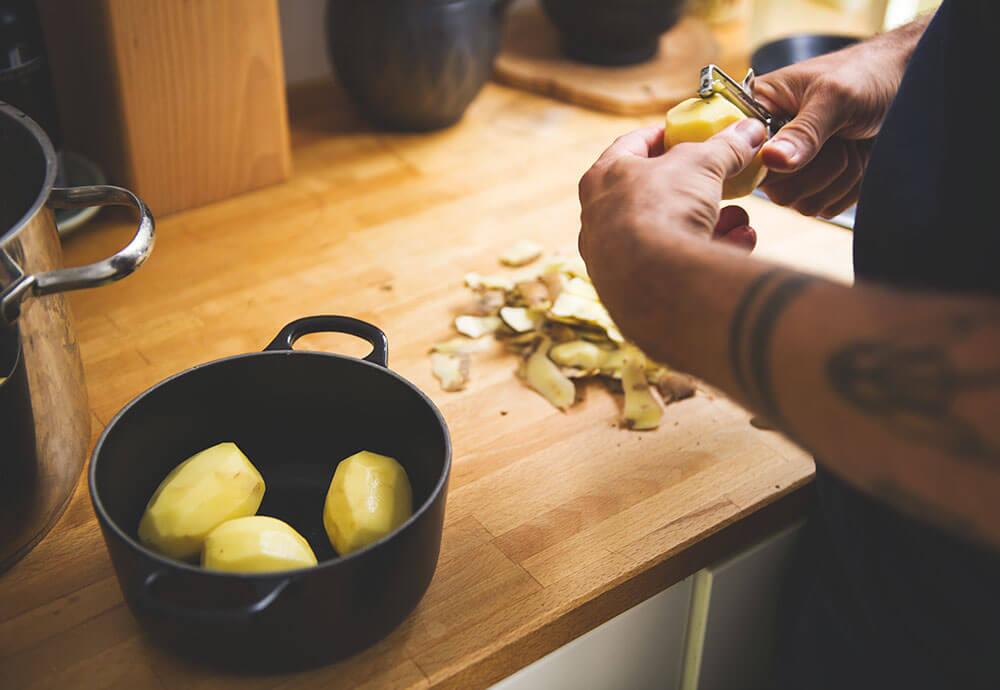 Kartoffeln schälen & diese kochen © Alex Papis Kartoffeln schälen & diese kochen