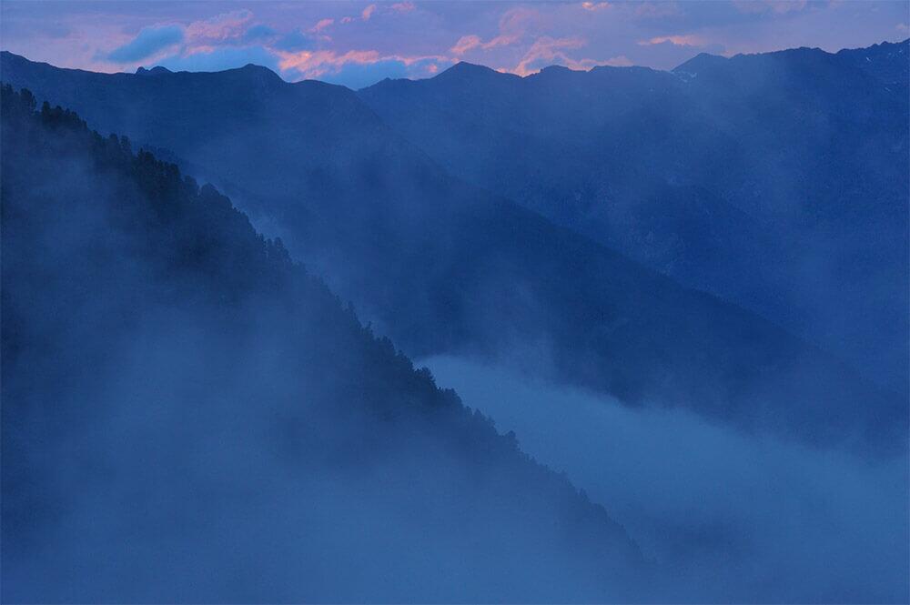 Radurschltal, Tirol - Nach einem Gewitter ziehen Abendnebel durch das Radurschltal. Hier schützen die Österreichischen Bundesforste wilde Zirbenwälder mit monströsen Baumveteranen. (c) Matthias Schickhofer © http://boe.dev.digitalwerk.at/wp-content/uploads/2015/10/Aufmacher_NOE_Rothwald_Unser-Urwald-Pressefoto_zur-einmaligen-Nutzung http://boe.dev.digitalwerk.at/wp-content/uploads/2015/10/Aufmacher_NOE_Rothwald_Unser-Urwald-Pressefoto_zur-einmaligen-Nutzung_040.jpg
