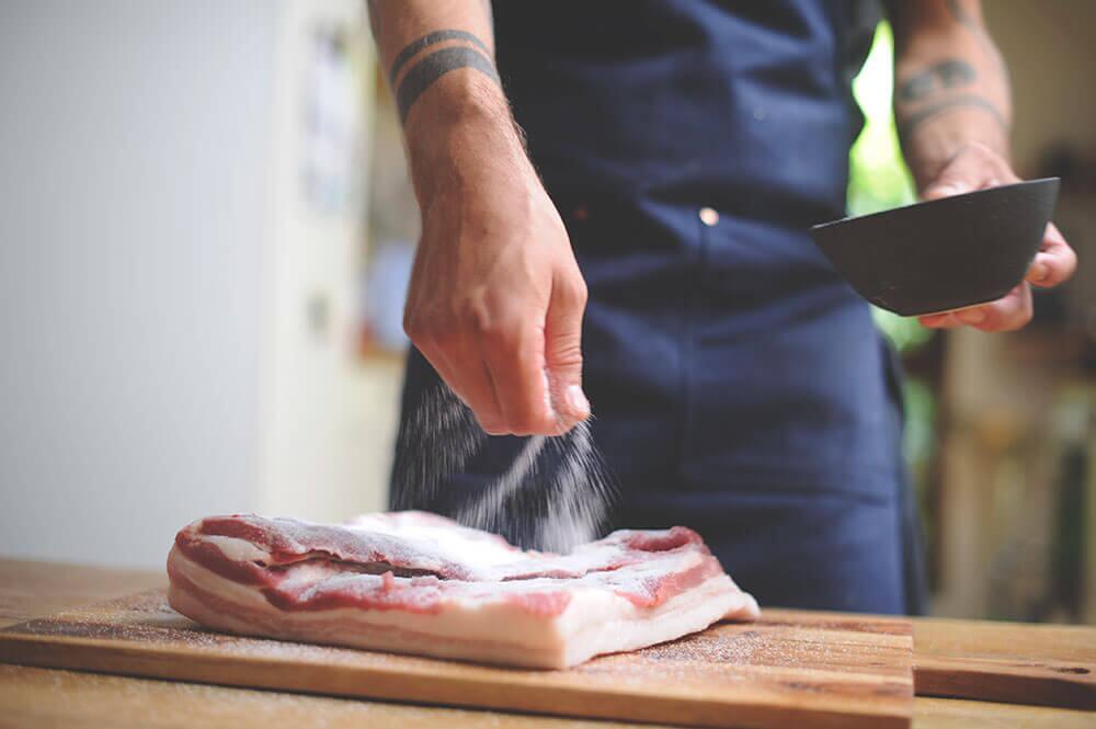 © Blühendes Österreich / Alex Papis Fleisch salzen
