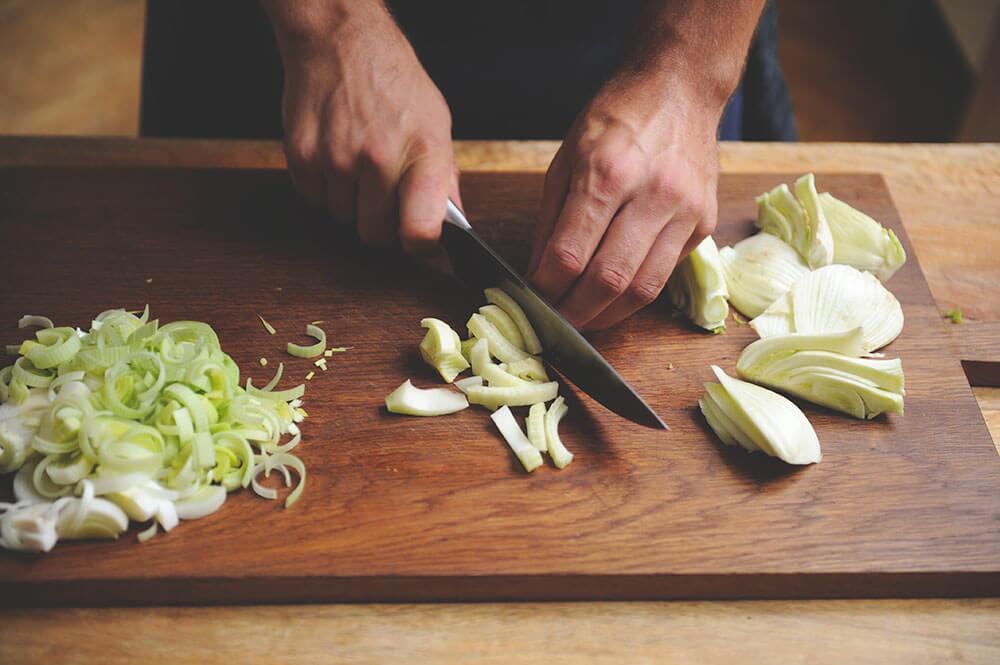 Birne und Fenchel schneiden