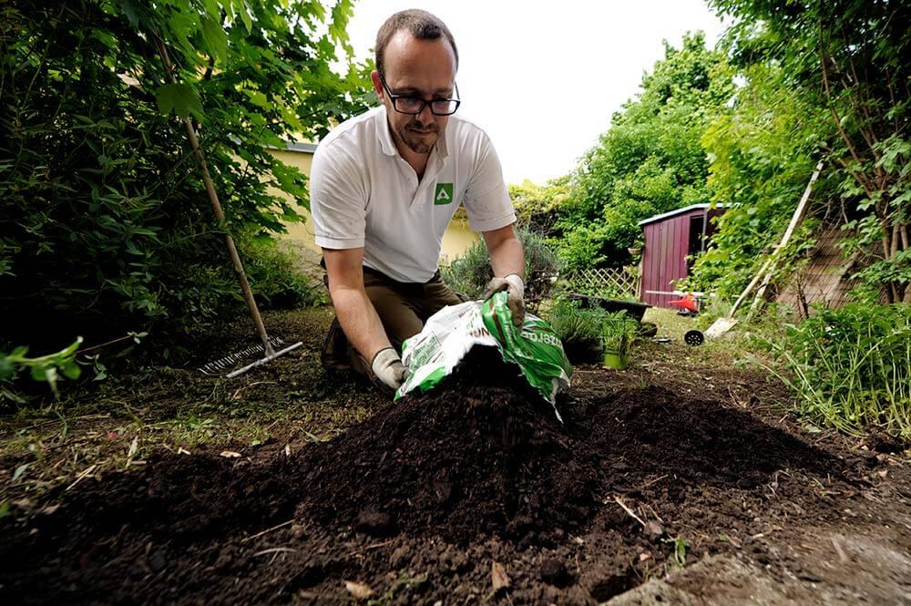 Frische Erde zugeben © Blühendes Österreich/Alex Papis Frische Erde zugeben