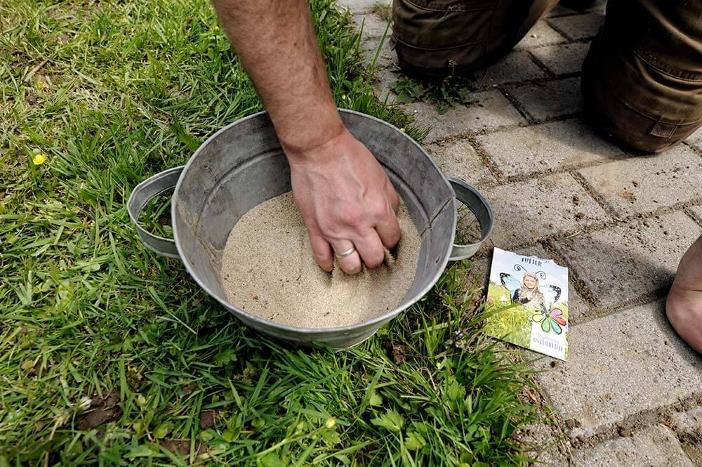 Quarzsand mit Erde vermischen