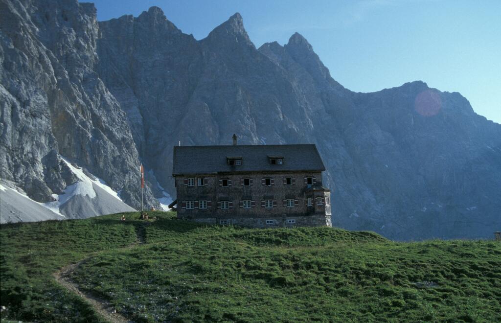 Die Falkenhütte vor den Lalidererwänden