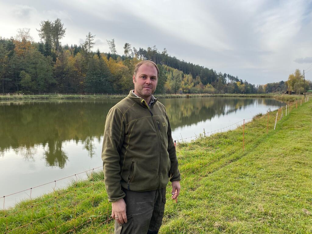 Förster Markus Philipp vor einem Winterteich