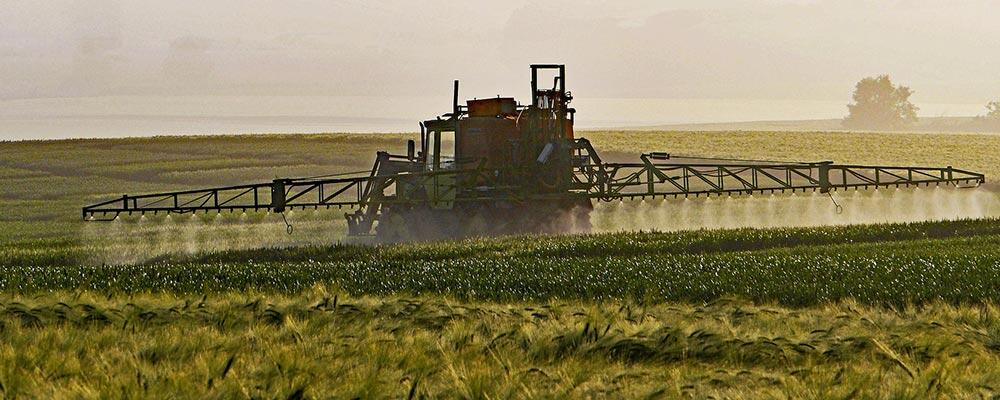 Ausbringung von Spritzmitteln auf Feld