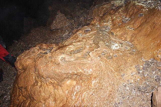 Sinterbecken in der Schneckenlochhöhle © Asurnipal Wikimedia Commons (CC BY-SA 4.0) Schneckenlochöhle