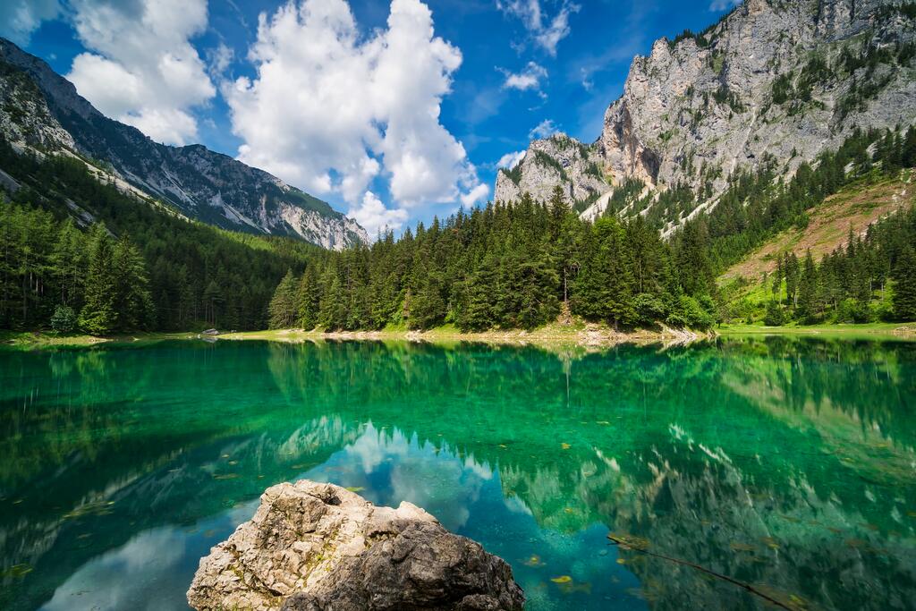 Grüner See © Digitalpress / www.adobestock.com Ein grüner See in Österreich