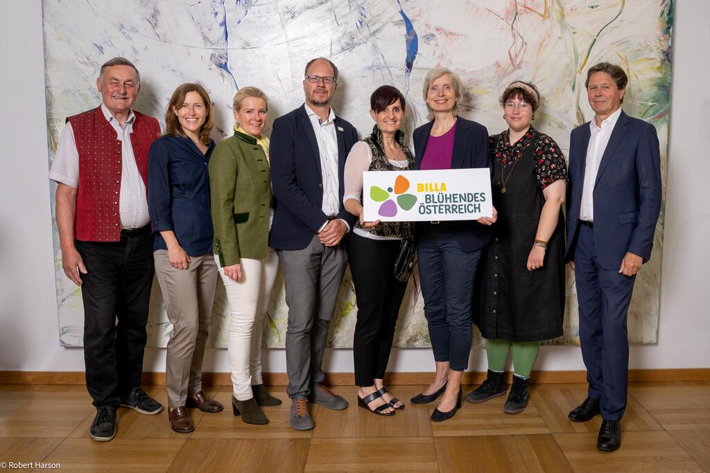 v.l.n.r.: Johann Hartl (Obmann ARGE Streuobst), Hildegard Aichberger (Vorständin oekostrom AG & Vorständin Blühendes Österreich), Irene Neumann-Hartberger (Bundesbäuerin Österreich, Abg. z. NR), Gábor Wichmann (Geschäftsführer BirdLife Österreich & Vorstand Blühendes Österreich), Karin Maleninsky (oberösterreichische Mostproduzentin & Mosttraun4tlerin), Tanja Dietrich-Hübner (Bereichsleitung Nachhaltigkeit BILLA AG & Vorständin Blühendes Österreich), Julia Balasch (Jugenddelegierte Biodiversitäts-COP 2022), Wolfgang Anzengruber (Vorstand CEOs FOR FUTURE) © Robert Harson Gruppe Personen, Jurymitglieder