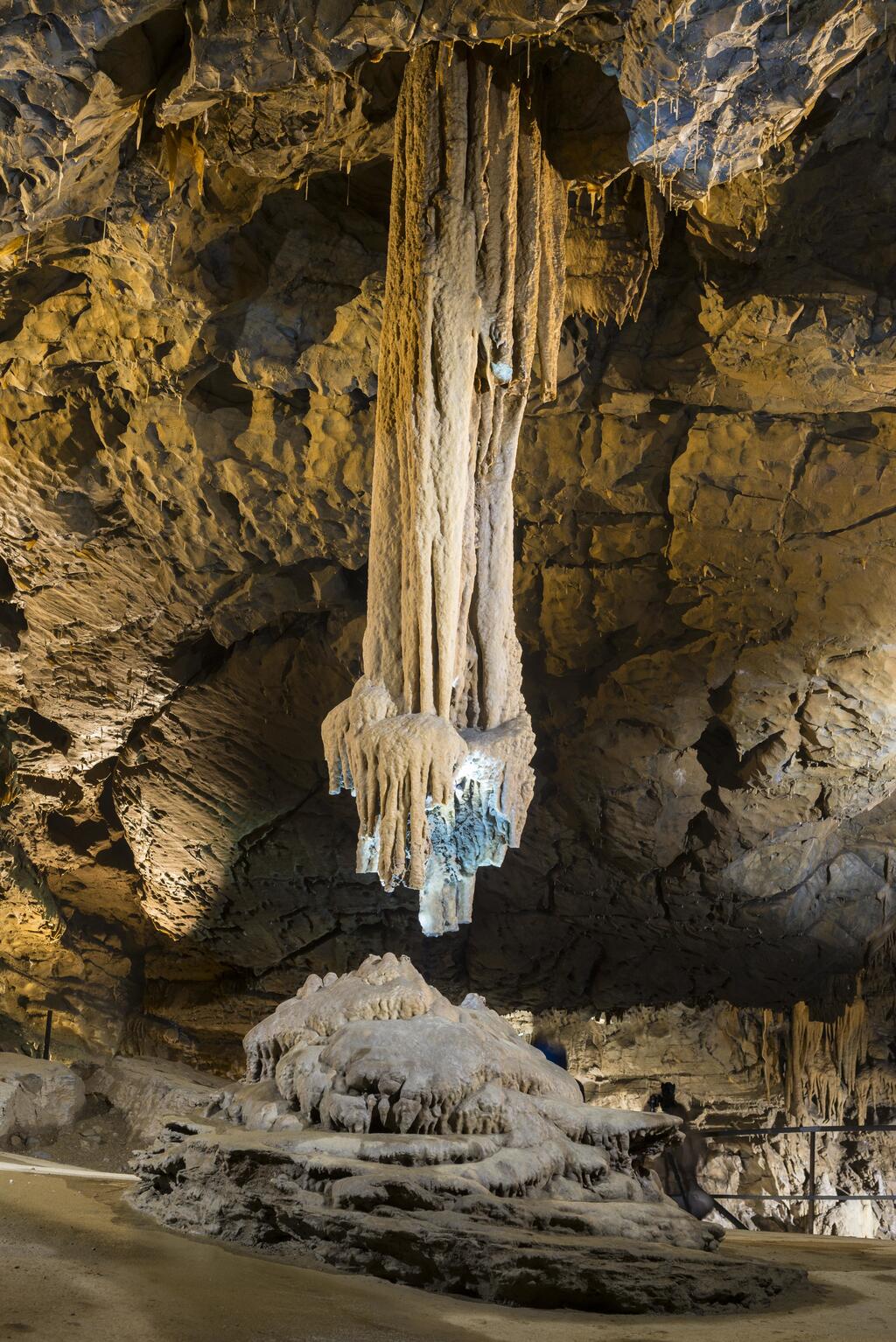 © mauritius images / Sonja Jordan / imageBROKER Stalaktit in der Lurgrotte