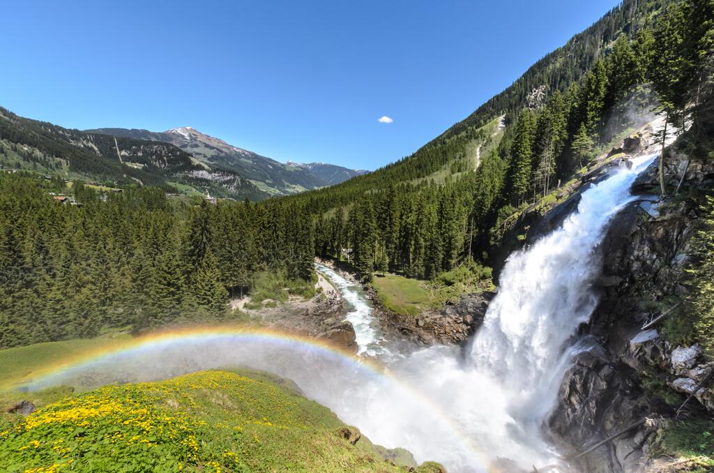 © Stefan_Leitner / www.shutterstock.com Krimmler Wasserfälle mit Regenbogen