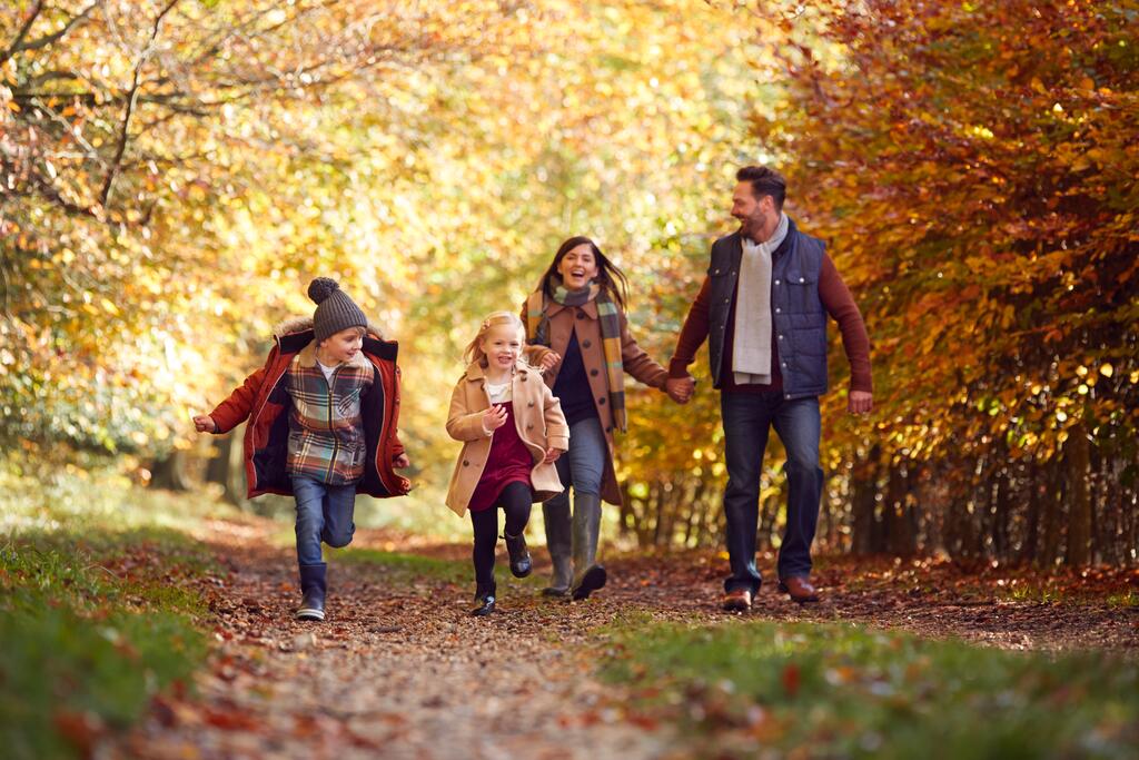 © monkeybusinessimages / www.gettyimages.com Familie wandert durch herbstlichen Wald