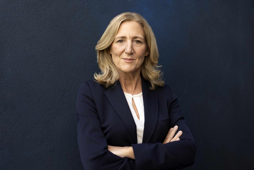 Frau mit verschränkten Armen
