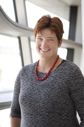 Frau mit roter Halskette