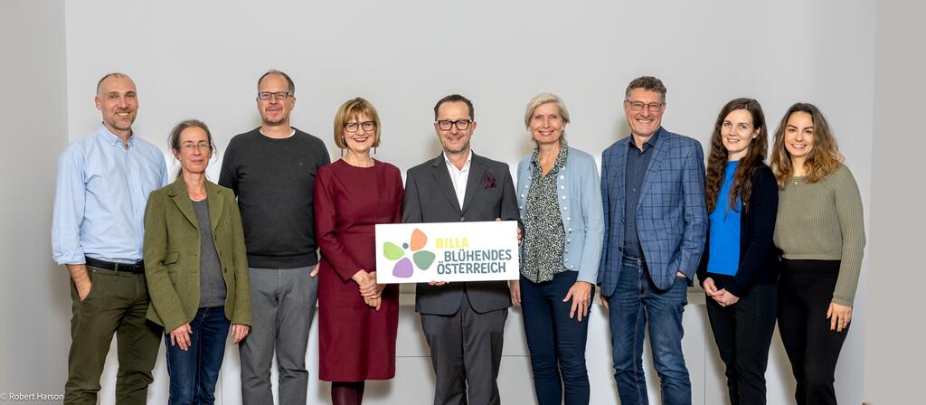 Menschen mit Schild