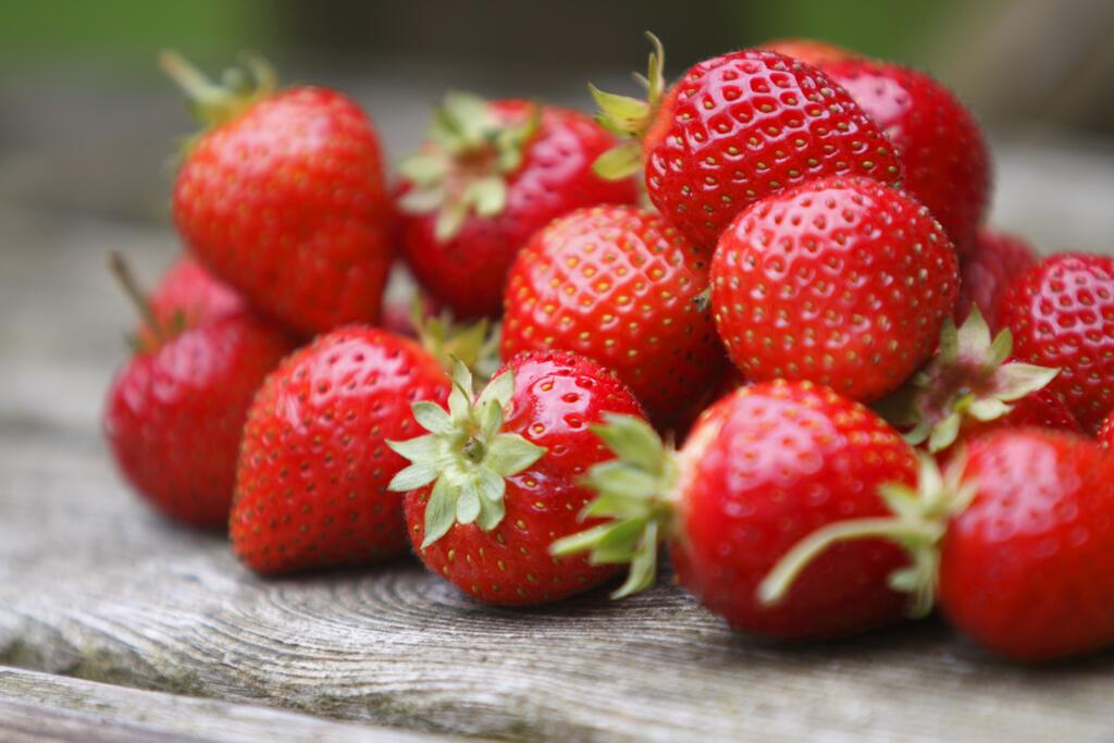Erdbeeren liegen auf Holz