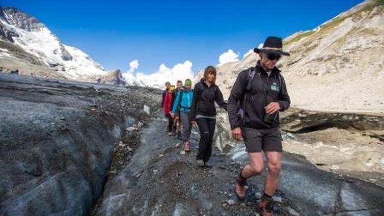 Gletscherweg zur Pasterze © Nationalpark Hohe Tauern/Martin Steinthaler Besucher*innen am Gletscherweg zur Pasterze