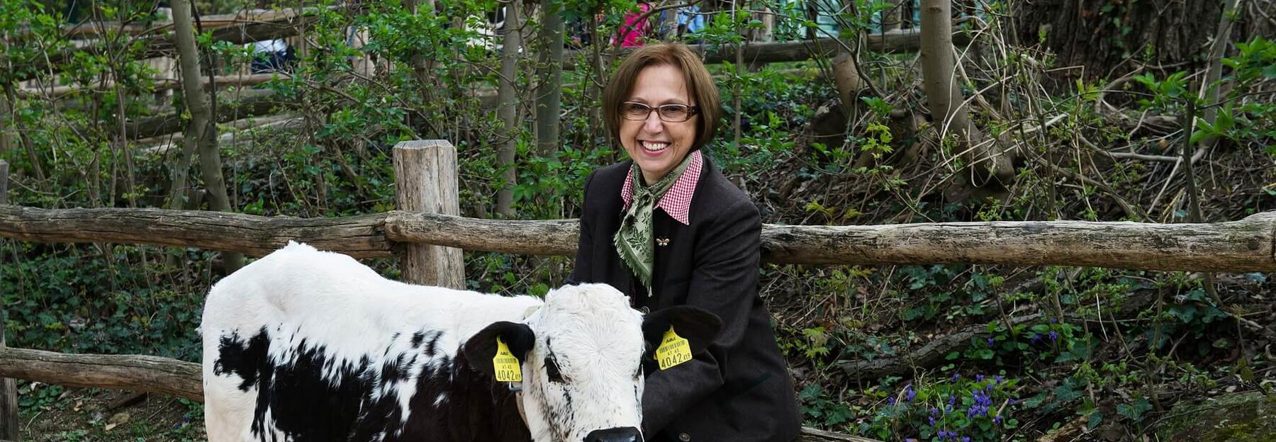 Dagmar Schratter mit Kuh