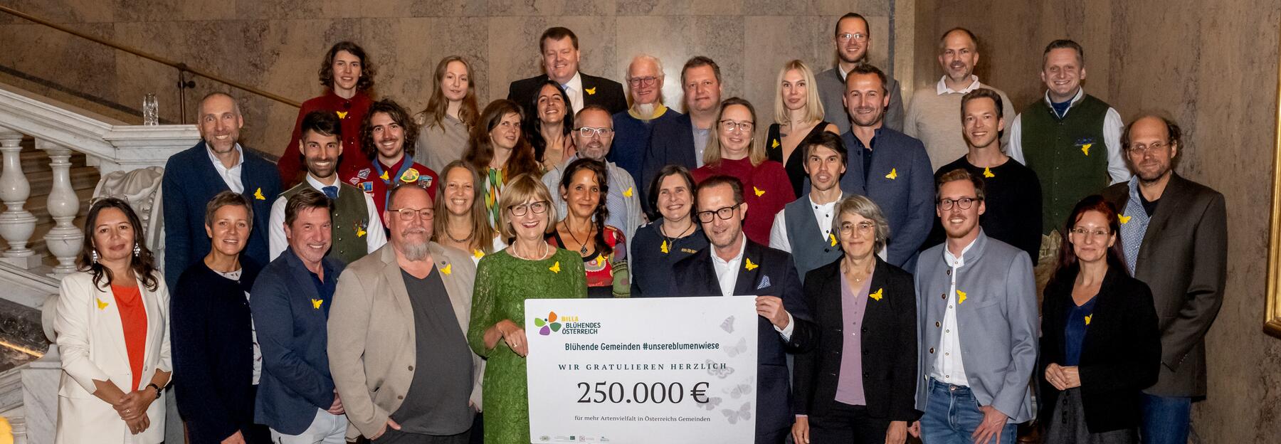 Ein Gruppenfoto aller prämierten Gemeindevertreterinnen, die im Rahmen des Fördercalls Blühende Gemeinden #unsereblumenwiese ausgezeichnet wurden
