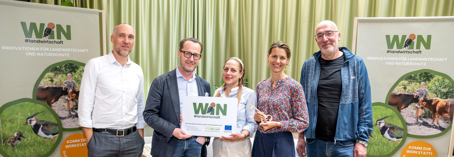 Projektpartner:innen von Projekt WIN #landwirtschaft mit Fotoschild