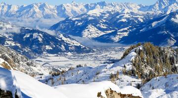Über dem Kitzsteinhorn - Zell am See – Kaprun Tal und Berge Landschaft Luftaufnahme © agustavop/istock.com Über dem Kitzsteinhorn - Zell am See – Kaprun Tal und Berge Landschaft Luftaufnahme im Winter