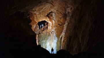 © Heli Steinmassl Besucher in einer Höhle