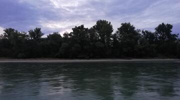 Donauaufer am Abend (c) Stefan Agenzy © Donauaufer am Abend (c) Stefan Agenzy