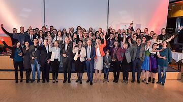 Gruppenfoto der 28 PreisträgerInnen mit Jury des Naturschutzpreises "Die Brennessel"