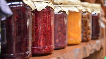 heimische Früchte, als Marmelade im Glas haltbar gemacht