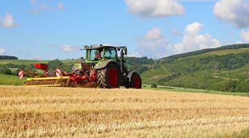 Traktor am Acker