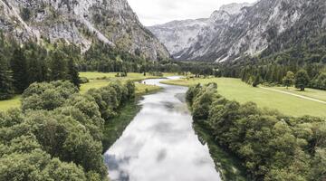 Landschaft im Naturpark, Flusslandschaft zwischen steilen Berghängen
