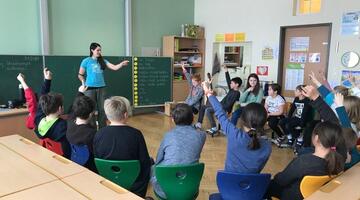 Alte Legenden können die Kinder der 4a in Absam nicht einschüchtern - sie wissen schon sehr viel über die Fledermaus © Ch. Schwann Alte Legenden können die Kinder der 4a in Absam nicht einschüchtern - sie wissen schon sehr viel über die Fledermaus © Ch. Schwann