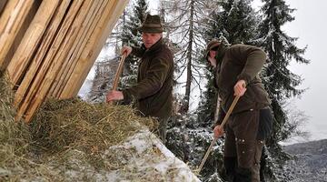 Berufsjäger Bruno Gruber (links) bereitet die Schaufütterung vor / (c) NPHT, F. Rieder © NPHT/F. Rieder Rotwild, Hachachtal
