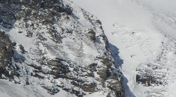 DSCN3592_WEB © Oben am Felsgrat, auf diesem Bild gerade noch zu erkennen, hat ein Italiener die ersten Steinböcke ausgemacht. © ruhm perdomo