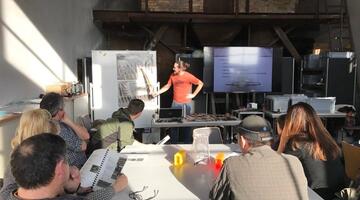 Benjamin Knes, Wildtierökologe und Federexperte leitet den Kurs auf Einladung von Birdlife Vorarlberg © Christina Schwann