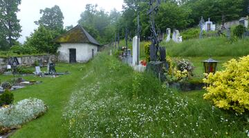 © Katharina Bergmuller Friedhof mit bepflanzten Garten