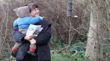 © Lisa Lugerbauer Kleinkind auf Arm von Frau beim Vogelbeobachten