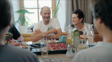 © Perspektive Landwirtschaft Hofbesitzer sitzen bei Kaffee und Kuchen